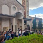 Maltignano, funerale del giovane Alessandro Ballatori. Don Adam: “Alessandro ci ha insegnato a volerci bene e a non sprecare il tempo!”
