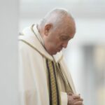 La preghiera compagna di vita: la fede semplice e ardente di Papa Francesco